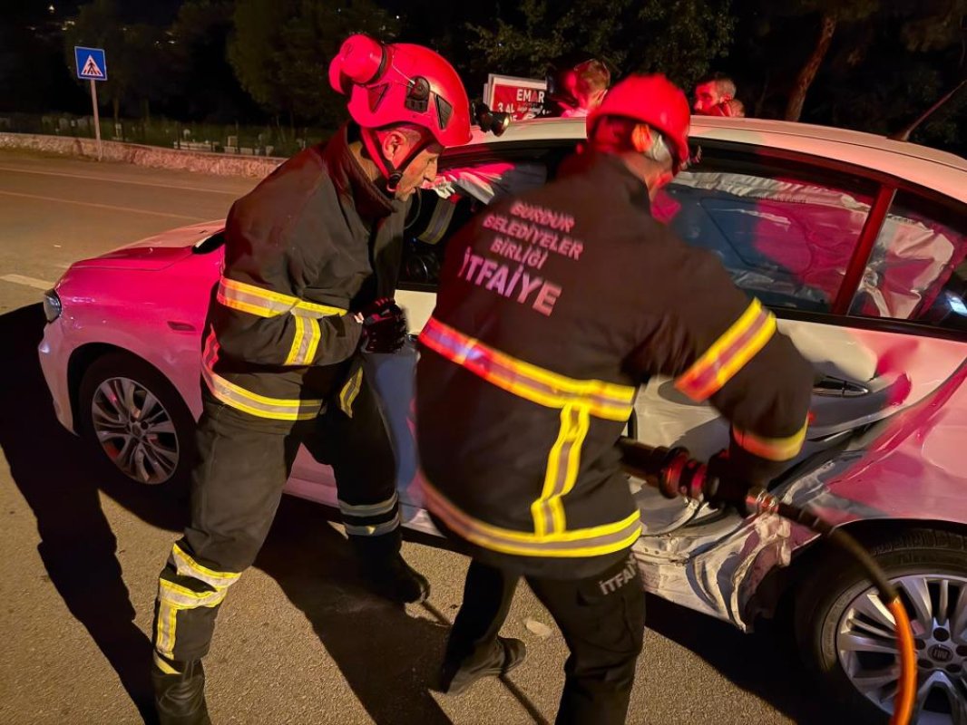 Burdur'da otomobiller çarpıştı: 6 yaralı