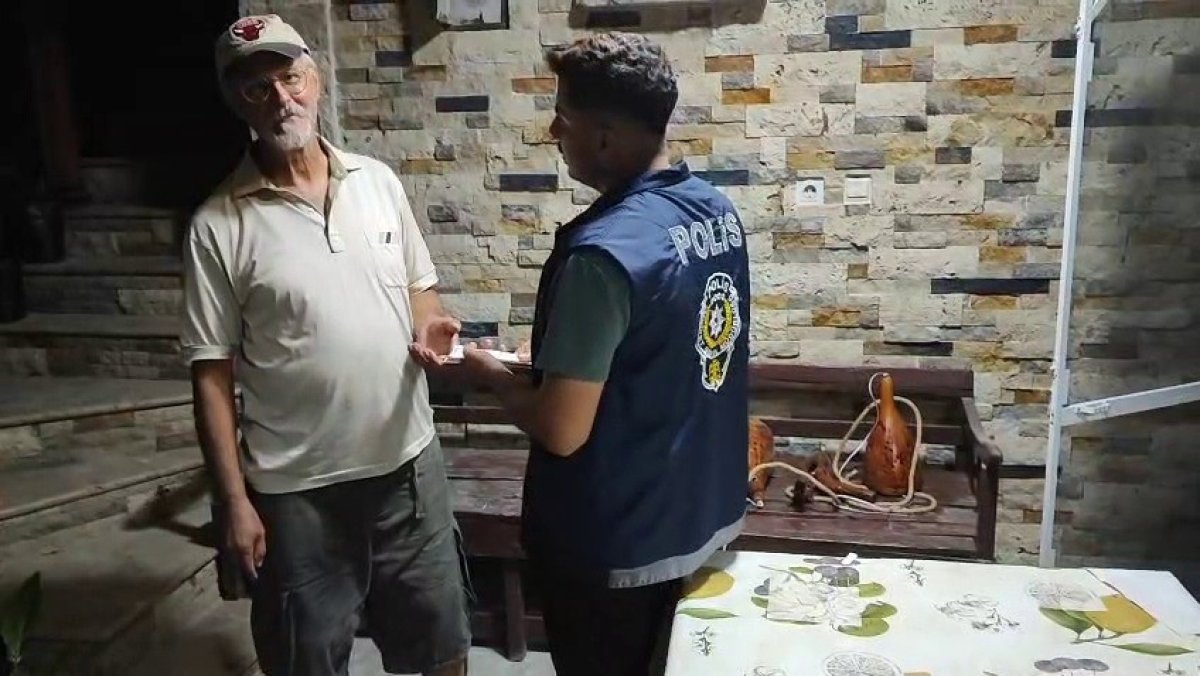Kaybettiği emekli maaşından umudu kesen vatandaşın parasını polis sahibine ulaştırdı