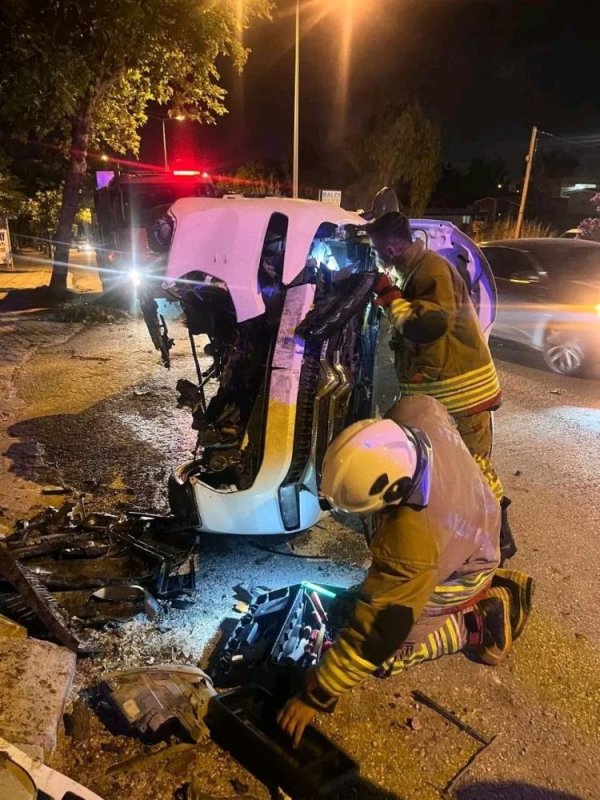 Ağaca çarparak yan yatan otomobildeki 2 kişi yaralandı