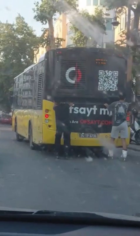 Pendik'te patenli iki gencin trafikteki ilginç yolculuğu kamerada