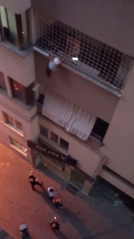 Balkon filesinde asılı kalan çocuğunu düşmesin diye dakikalarca tuttu