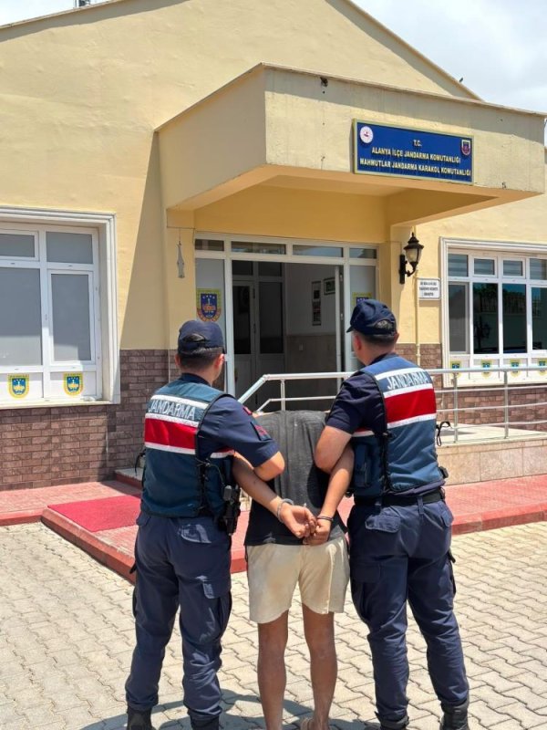 Alanya’da "jandarmayım" deyip hesap ödemeden ayrılan şüpheliye operasyon