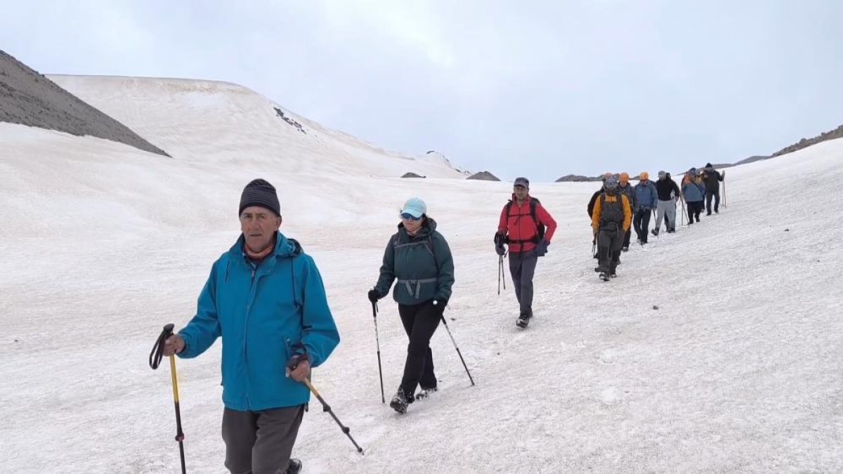 Vangölü aktivistlerinden Süphan Dağı zirvesinde ‘Van Gölü’ mesajı