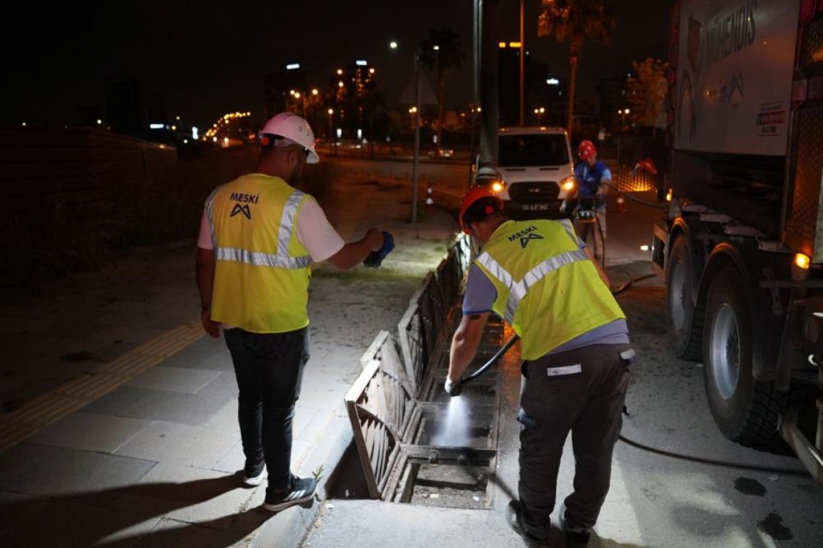 Mersin'de yağmur suyu hatları temizleniyor