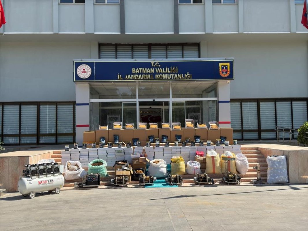 Batman'da kaçakçılık operasyonunda binlerce kaçak ürün ele geçirildi
