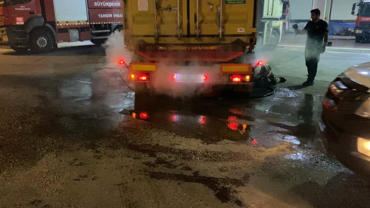 Lastik sebebiyle yanan tırı 10 kilometre sürüp itfaiyeye yetiştirdi