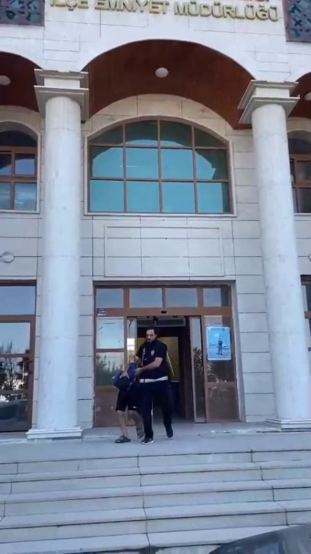 Ayrılmak istediği için evlatlarının önünde eli bıçaklı kocası tarafından öldüresiye dövüldü