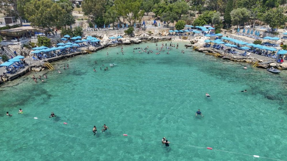 Mersin'de plajlar yaz sezonunda yoğun ilgi görüyor
