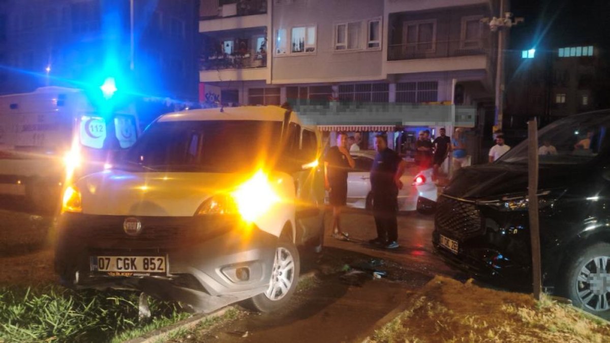 Antalya'da iki hafif ticari araç kavşakta çarpıştı: 3 yaralı