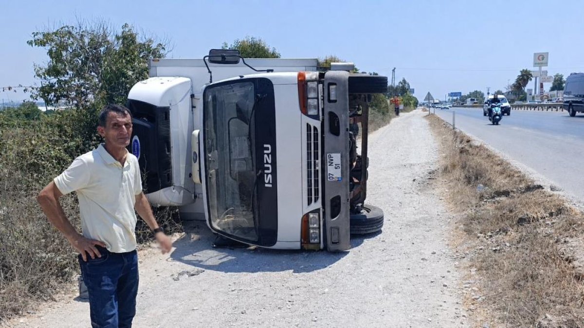 Devrilen kamyondan burnu kanamadan çıktı, aracının başında ekipleri bekledi