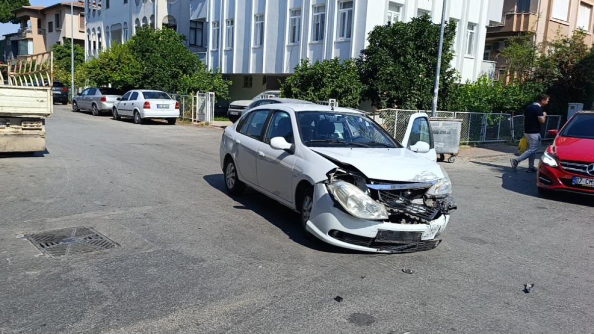  Kamyonet ile otomobil kavşakta çarpıştı, vatandaşlar 'sürekli kaza oluyor' diyerek önlem alınmasını istedi