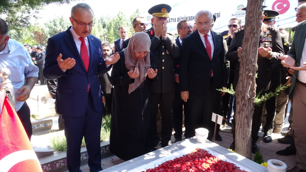 Malatya'da 15 Temmuz şehitleri mezarları başında anıldı