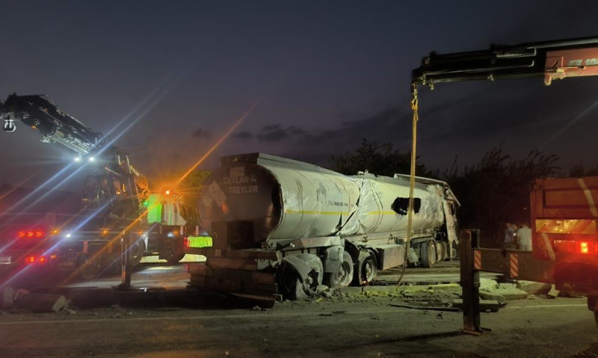 Erzin’de yakıt yüklü tanker devrildi