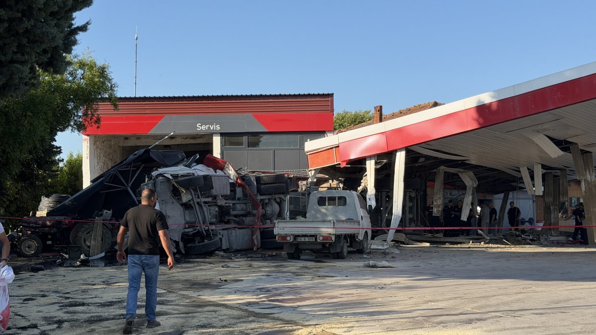 İznik'te kömür yüklü tır akaryakıt istasyonuna daldı: 1 ölü