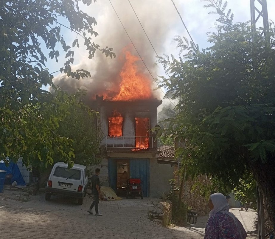 Bayındır'da iki katlı ev yanarak kül oldu
