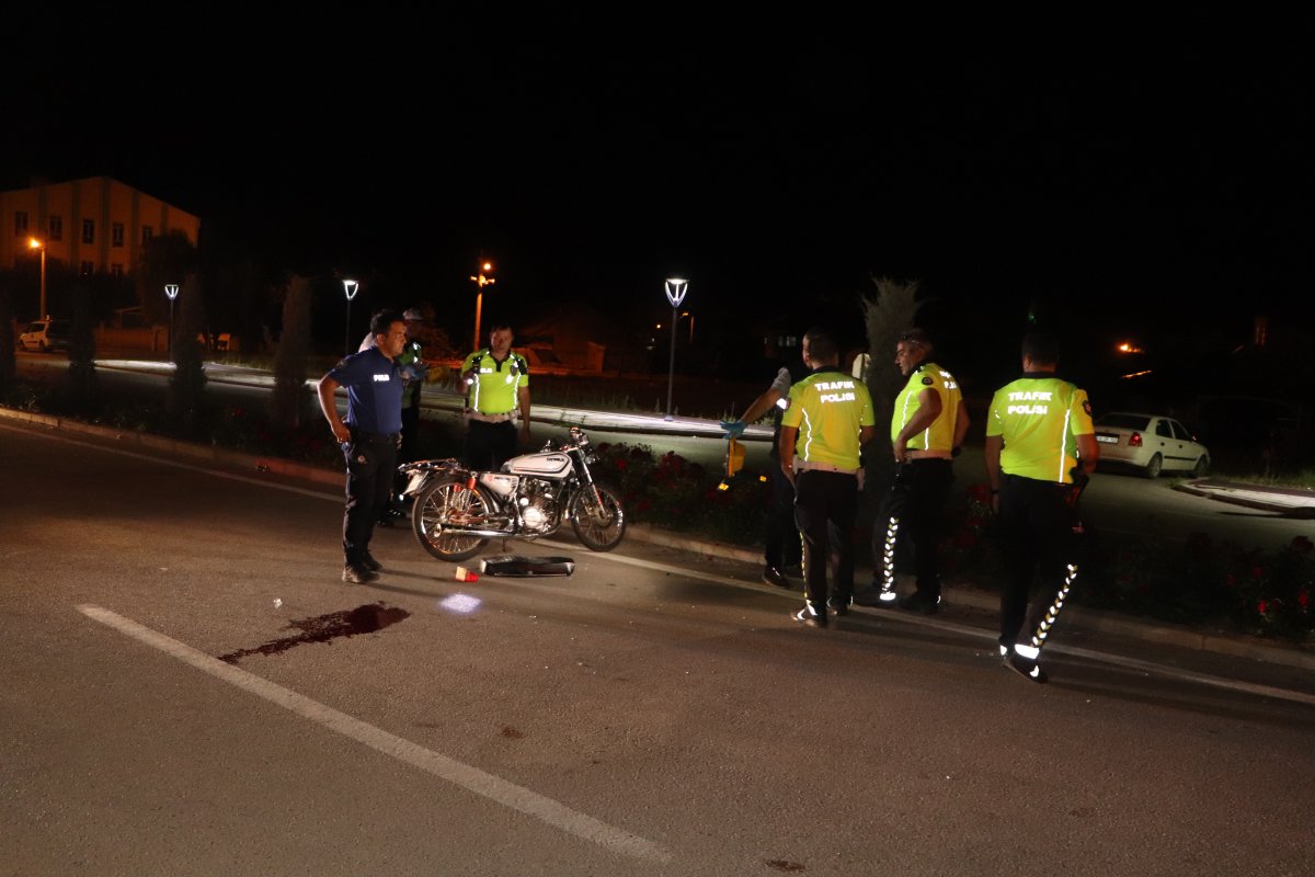 Otomobile çarpan motosikletin sürücüsü ağır yaralandı: Kaza kameraya yansıdı