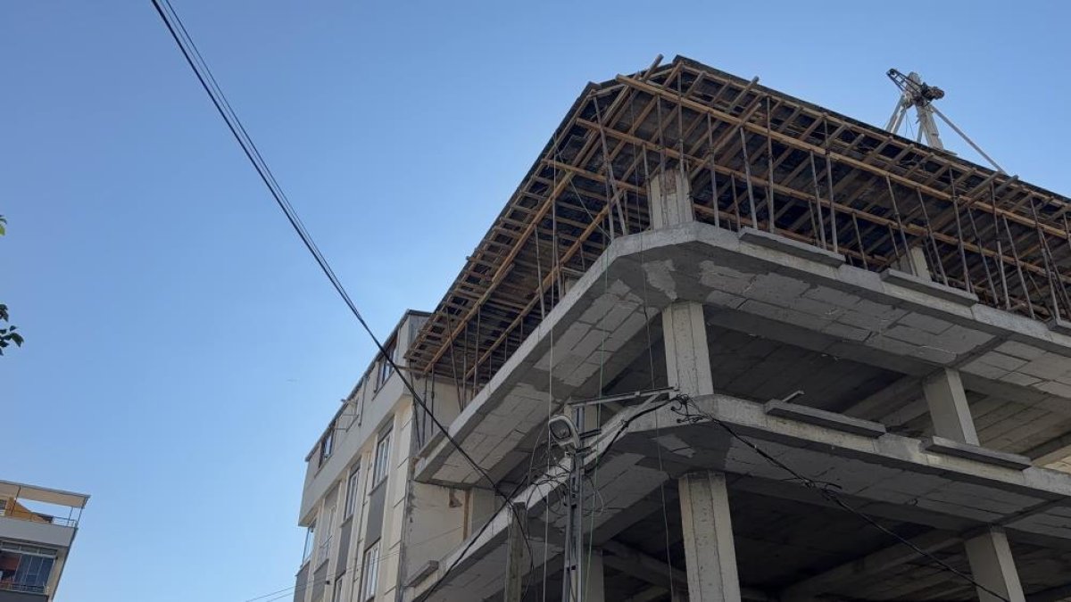 Arnavutköy’de inşaatta beton dökülürken 6 katlı binanın duvarı patladı: Yüzlerce kilo beton bina içerisine doldu