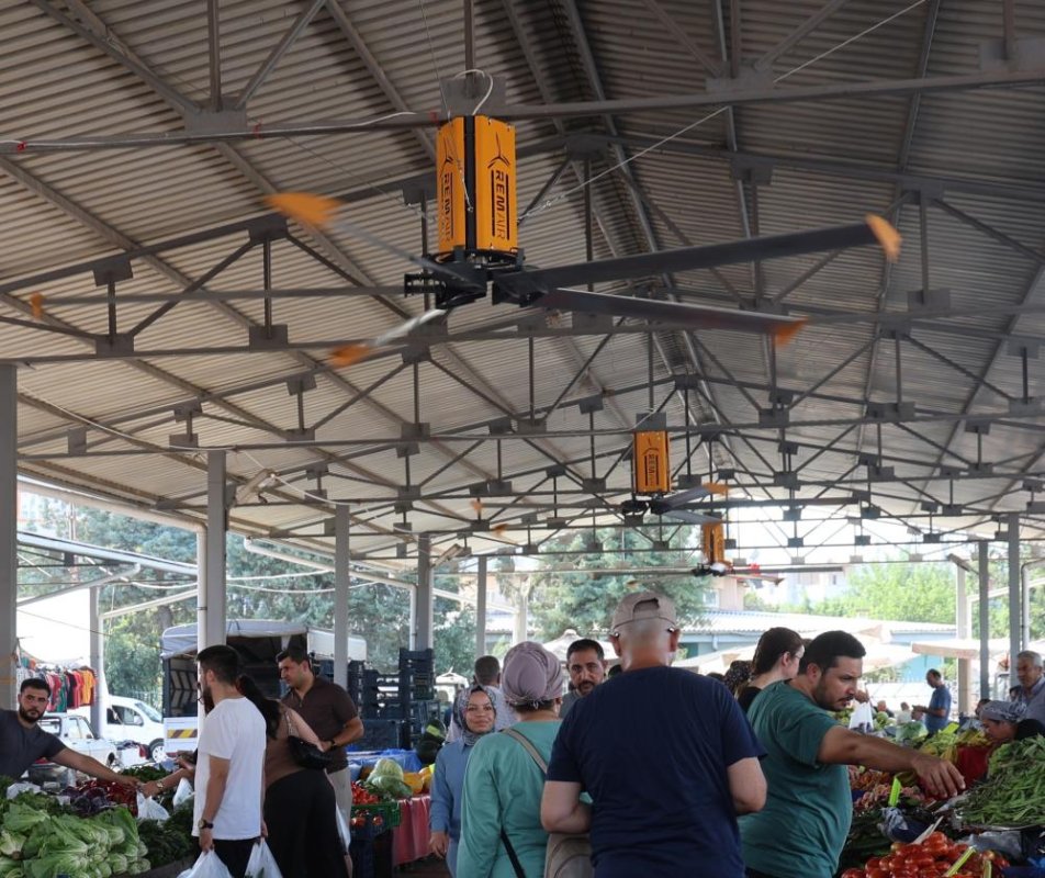 Adana sıcağı bunalttı, belediye pazara tavan vantilatörleri kurdu