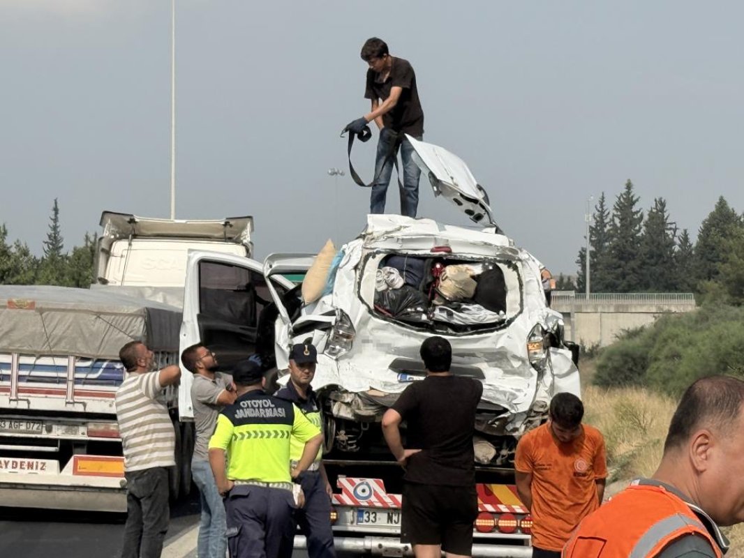  Tır, hafif ticari araca çarptı: 2 ölü, 2 yaralı