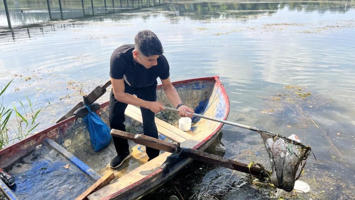 Seyhan Nehri kirliliğe teslim oldu, gönüllü genç sandalla temizliğe çıktı