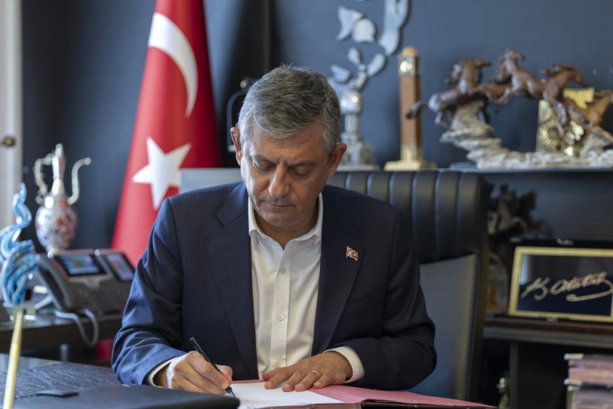 Özgür Özel, YENİ Parti’nin kuruluş evraklarını imzalayarak Cumhuriyet Halk Partisi’nden istifa etti. Özel ile birlikte toplam 91 milletvekili Cumhuriyet Halk Partisi’nden istifa ederek YENİ Parti Kurucular Kurulu’na katıldı.