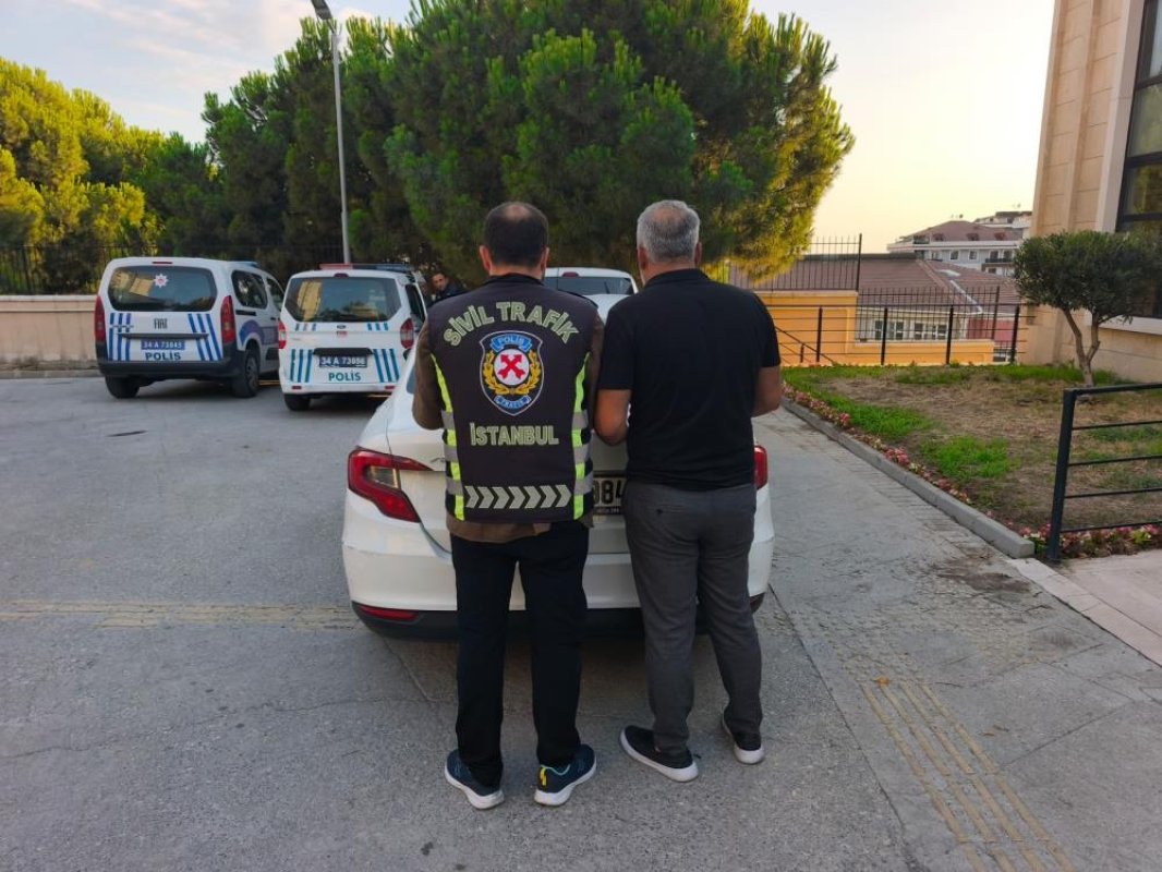 Beylikdüzü'nde taksicinin önünü kesip araç yumruklayan trafik magandasına 182 bin lira ceza