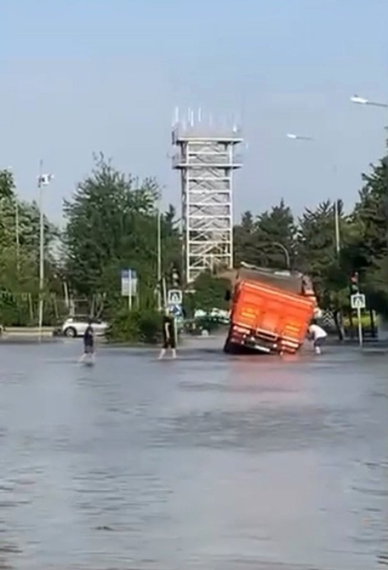 Adana'da su borusu patladı, yollar göl oldu