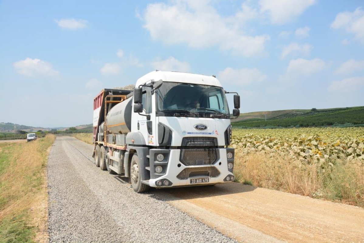  Tarsus’ta kırsal yollar sathi asfaltla yenileniyor