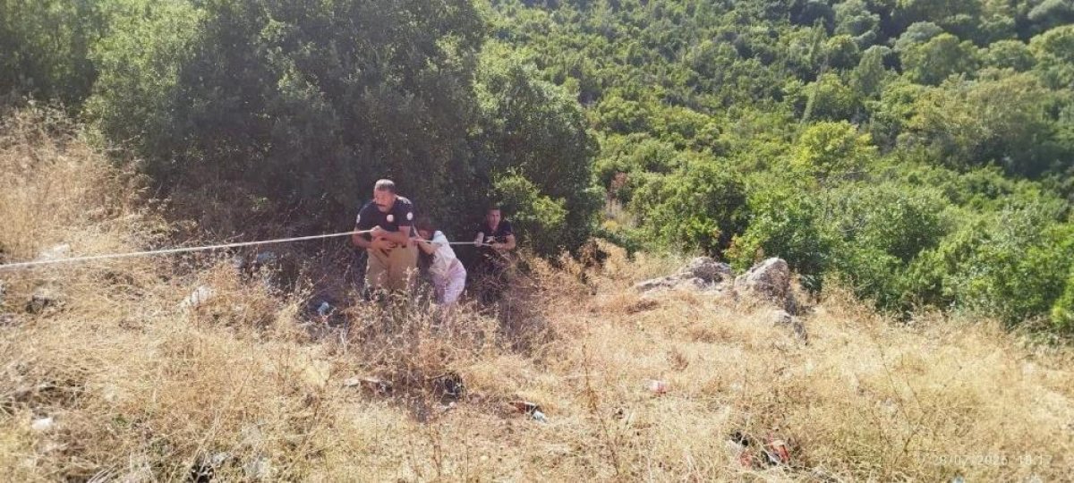 Defne’de indiği uçurumdan çıkamayan vatandaşı itfaiye kurtardı