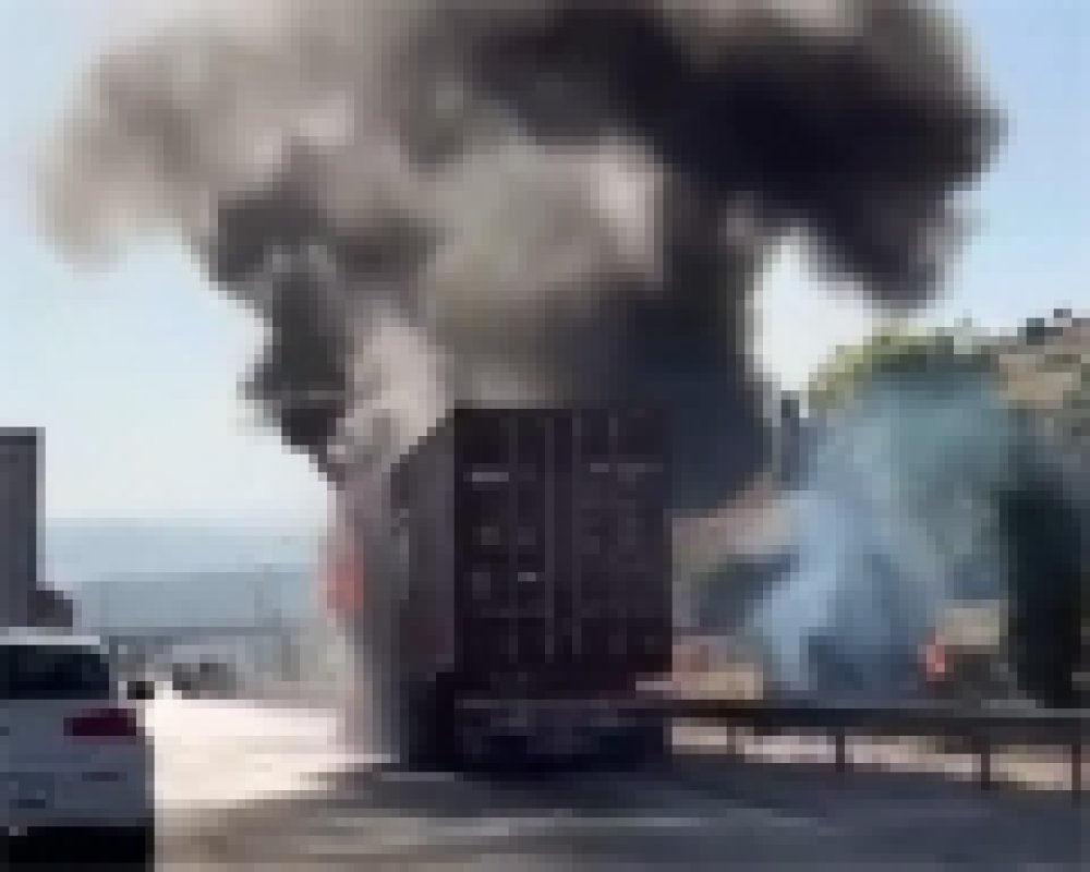 Mersin'de 24 ton çikolata yüklü tır yandı