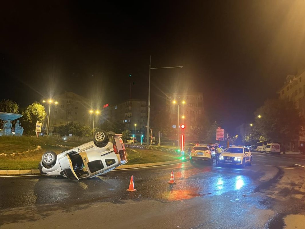 Dönel kavşakta araç takla attı, sürücü firar etti