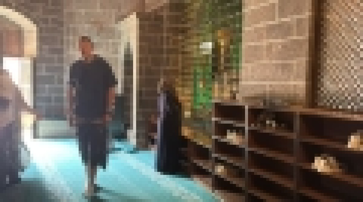  Diyarbakır'da Fransız turistten cami adabı hassasiyeti: Erkek turist bacaklarını tülbentle kapattı