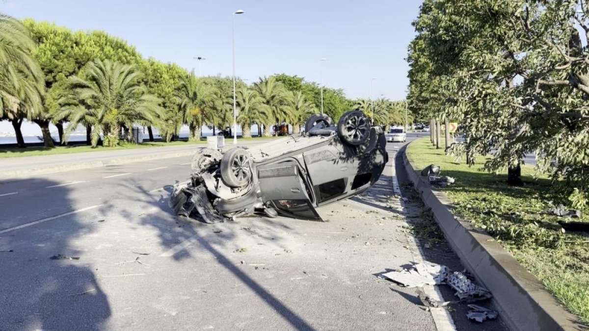Kartal'da direksiyon hakimiyetini kaybeden otomobil takla attı: 1 yaralı