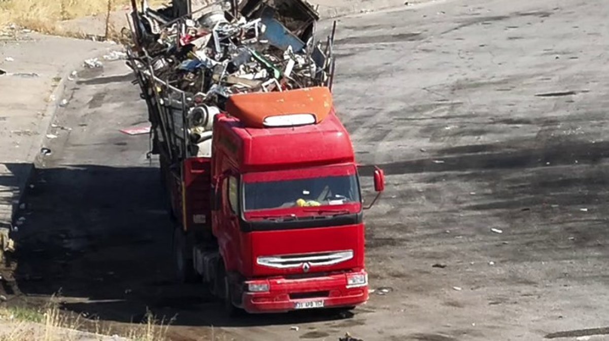 Otoyolda tehlikeli yük taşıyan tır, jandarmanın dikkatinden kaçmadı