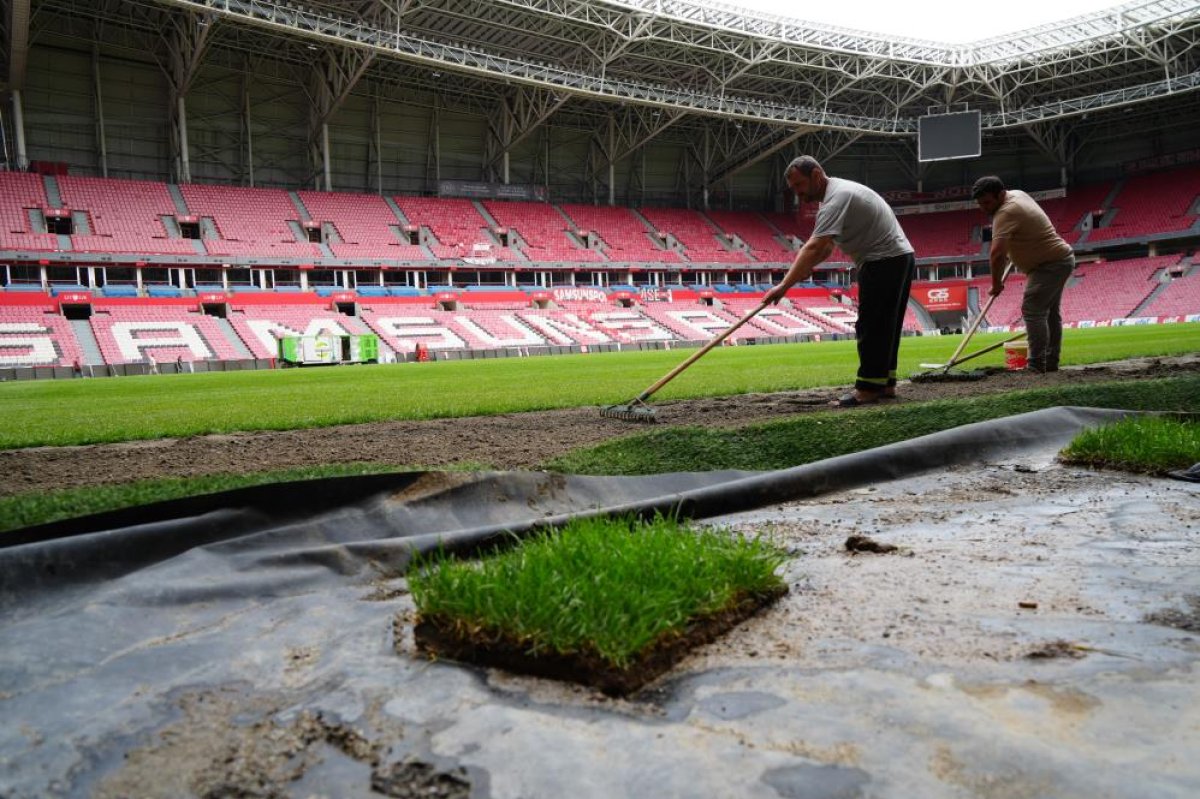 Samsunspor'un stat zemini yeni sezona hazırlanıyor: Hibrit çim uygulamasına başlandı