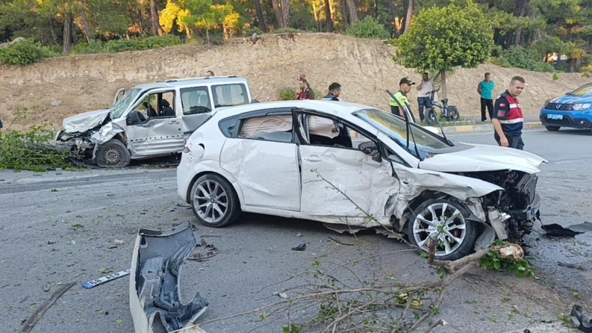 Karşı şeride geçen otomobil ortalığı savaş alanına çevirdi: 4 yaralı