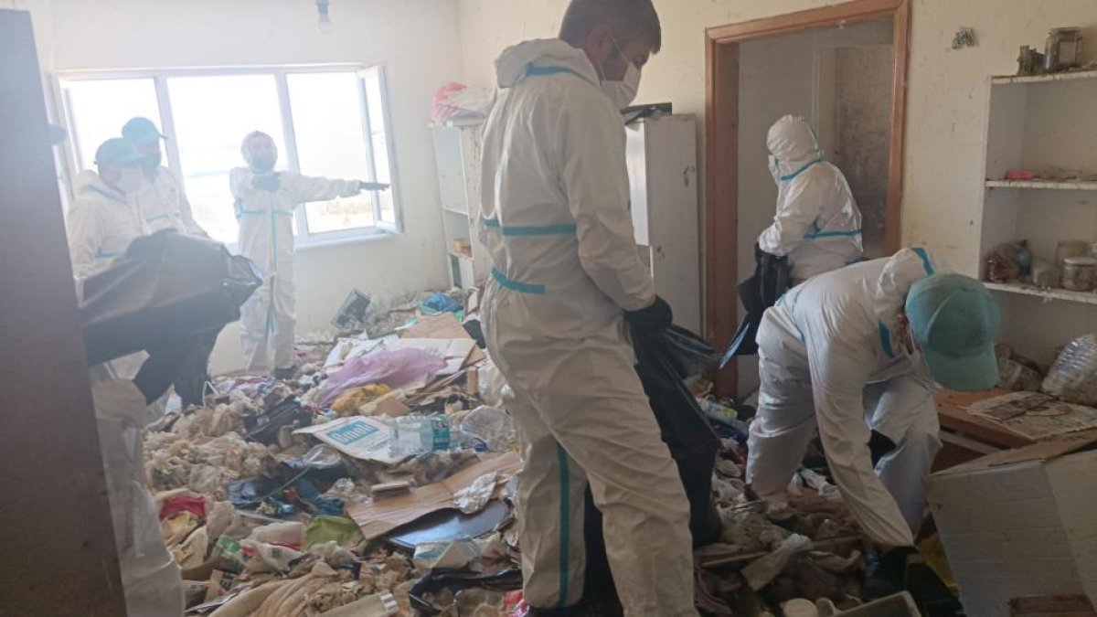 Balkan Mahallesi’nde evden 28 ton çöp çıkarıldı