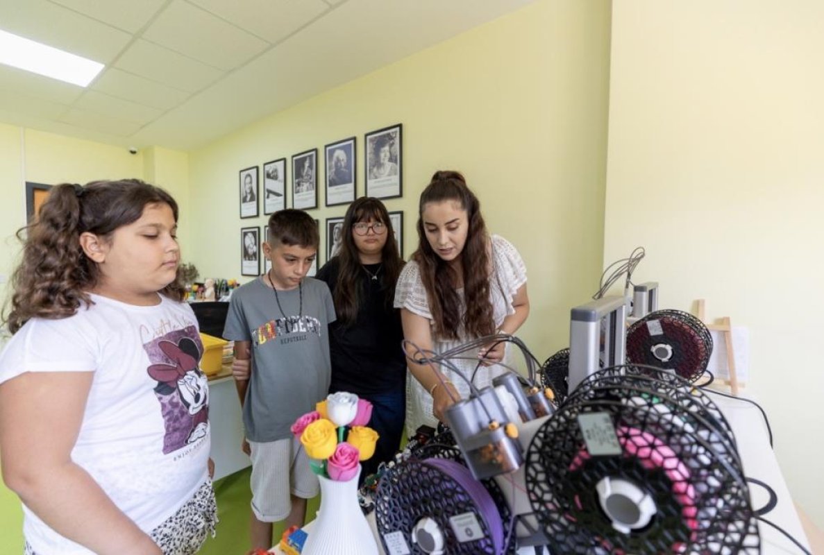 Mersin’de çocuklar Rubik Küp çözen robot geliştirdi