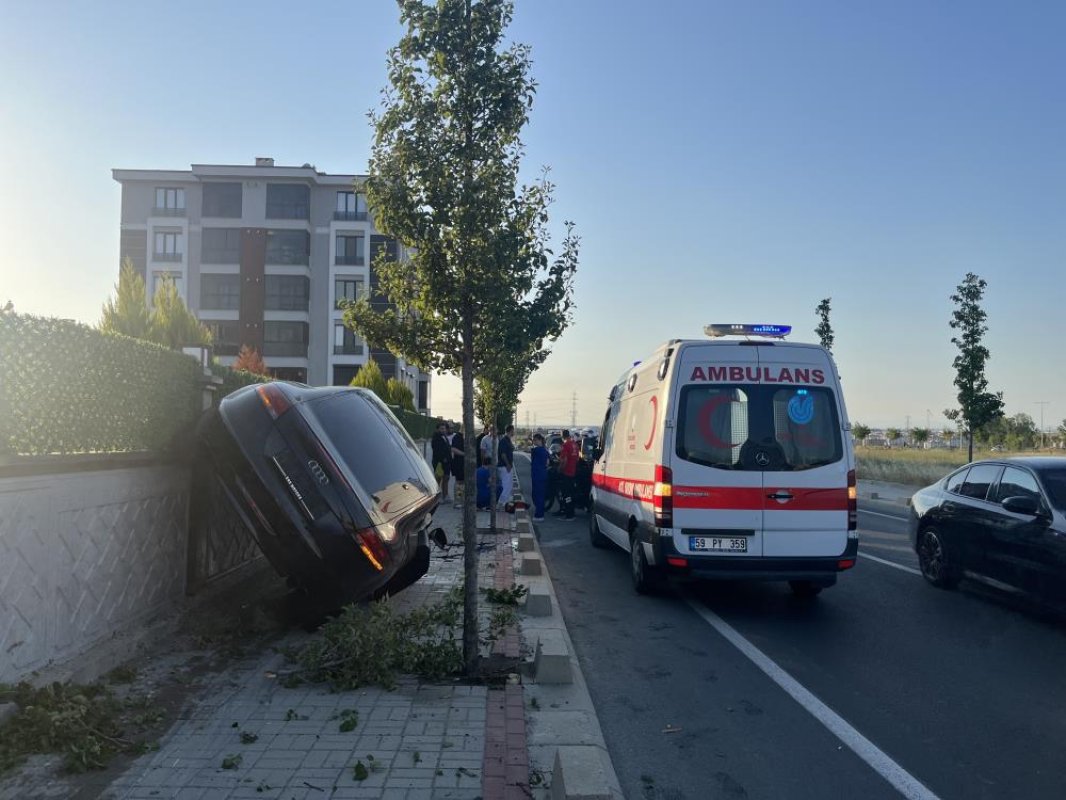 Tekirdağ'da kaldırımı aşan otomobil duvarda yan durdu