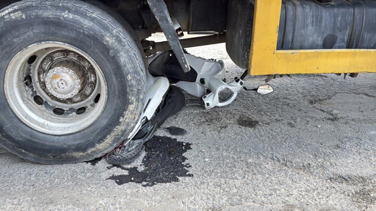Motosiklet vincin altında kaldı, sürücü son anda kurtuldu