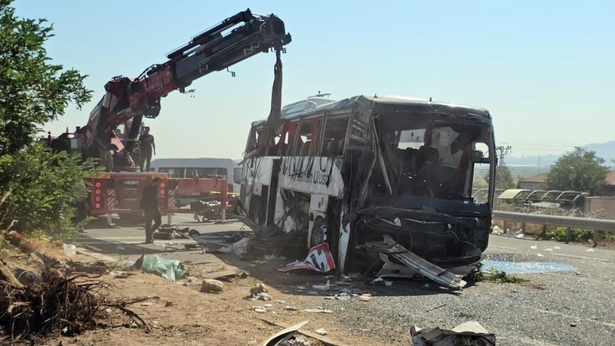  1 kişinin öldüğü 24 kişinin yaralandığı kazada otobüsün enkazı kaldırıldı