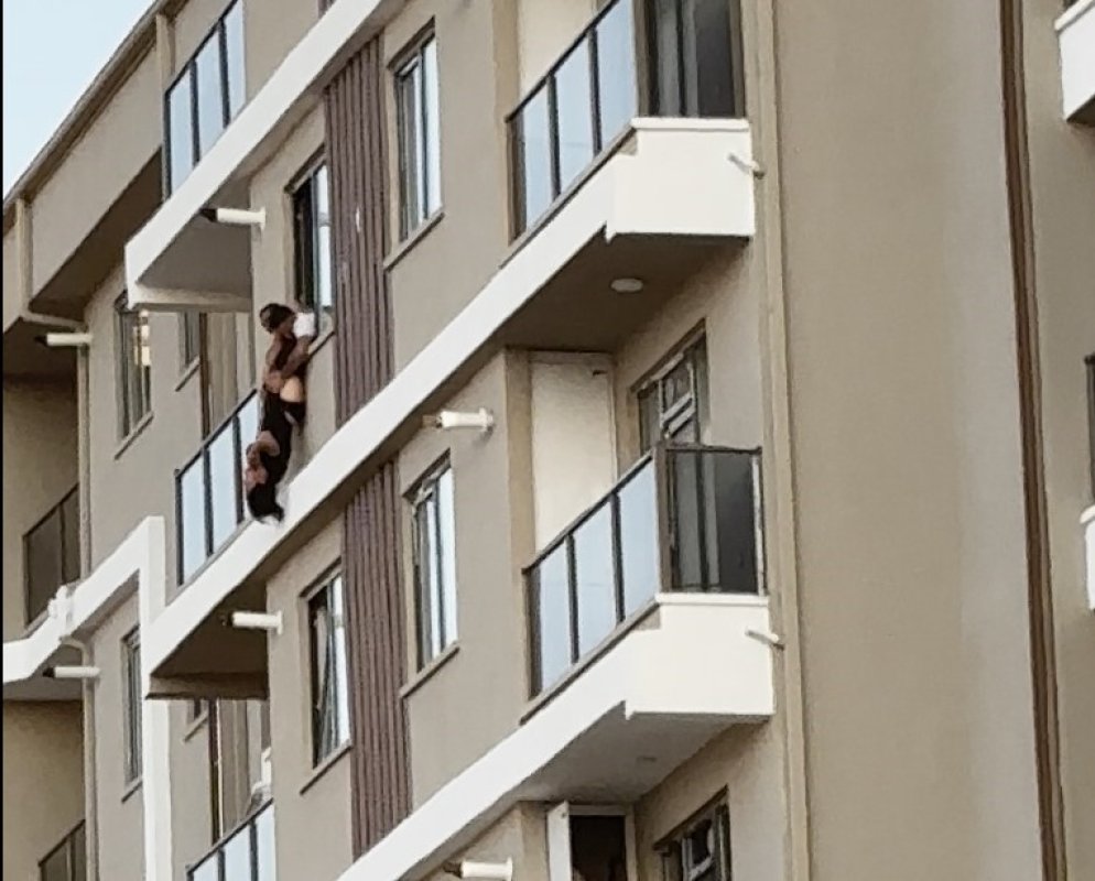 7. katın balkonunda baş aşağı asılı böyle yakalandı