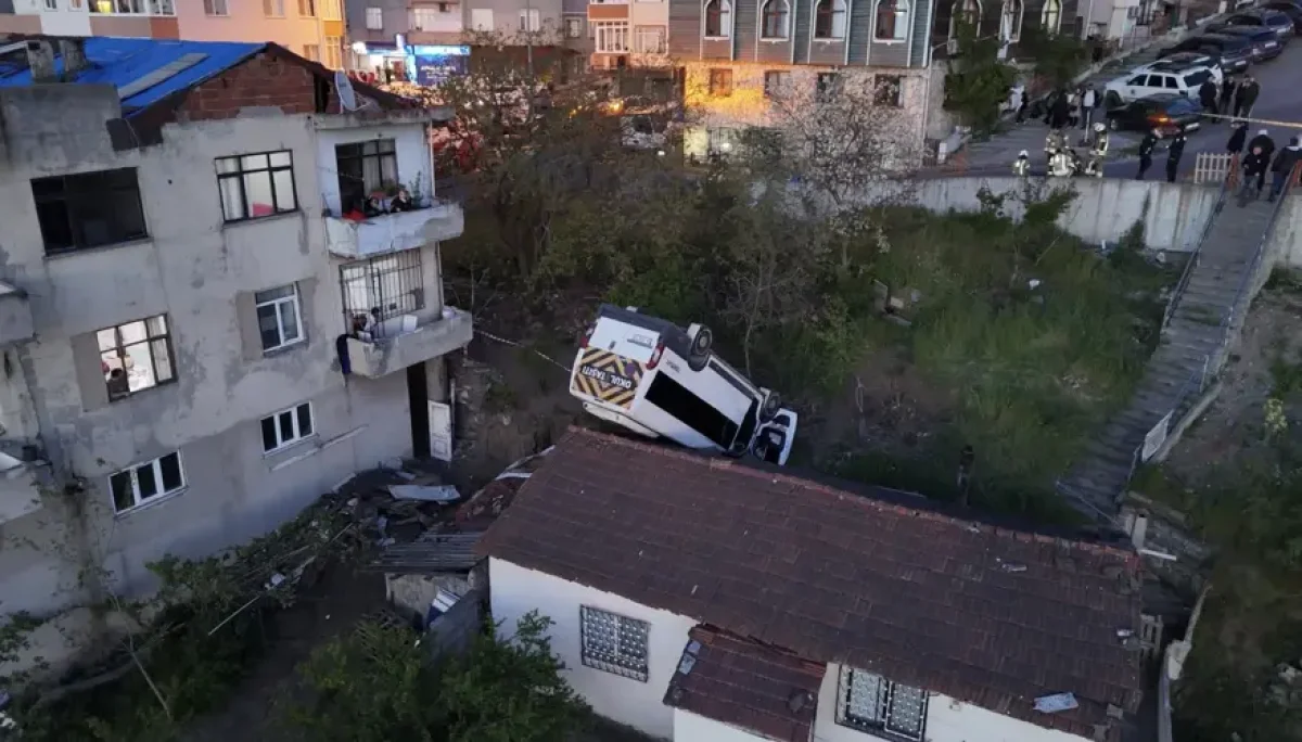 Kağıthane'de Evin Çatısına Düşen Okul Servisinin Şoförü Öldü