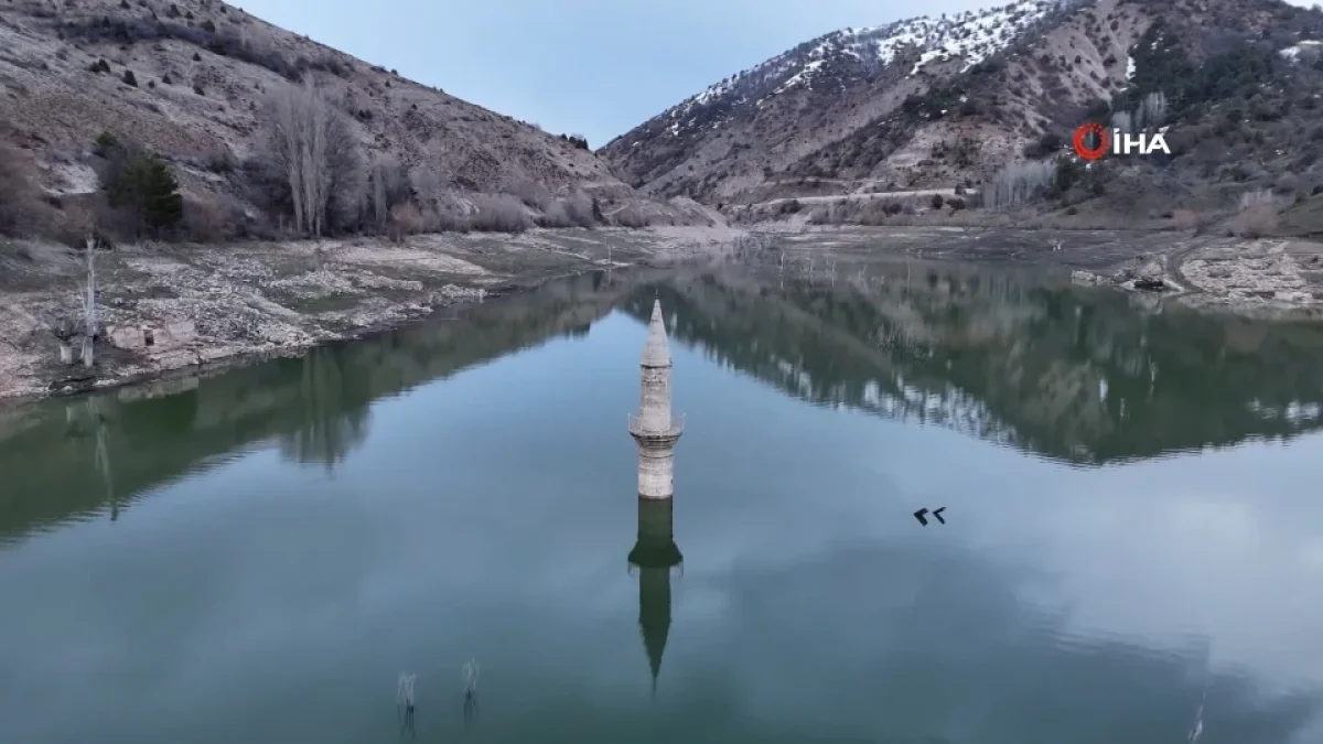 Sivas’ta 14 Yıl Sonra Su Yüzeyine Çıkan Köy Yeniden Sulara Gömüldü