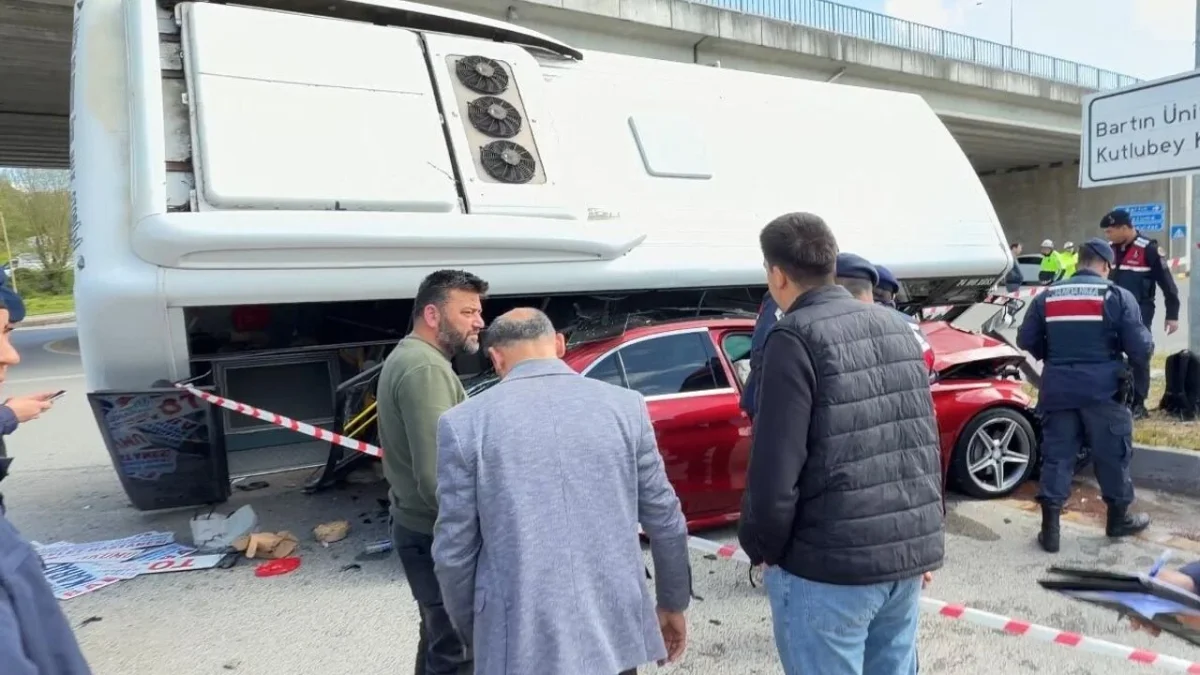 Bartın'da Feci Kaza: Öğrencileri Taşıyan Otobüs Otomobilin Üzerine Devrildi