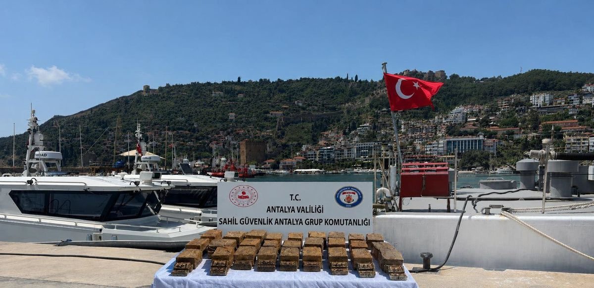 Alanya'da Kıyıya Vuran Paketten 40 Kilo Uyuşturucu Çıktı