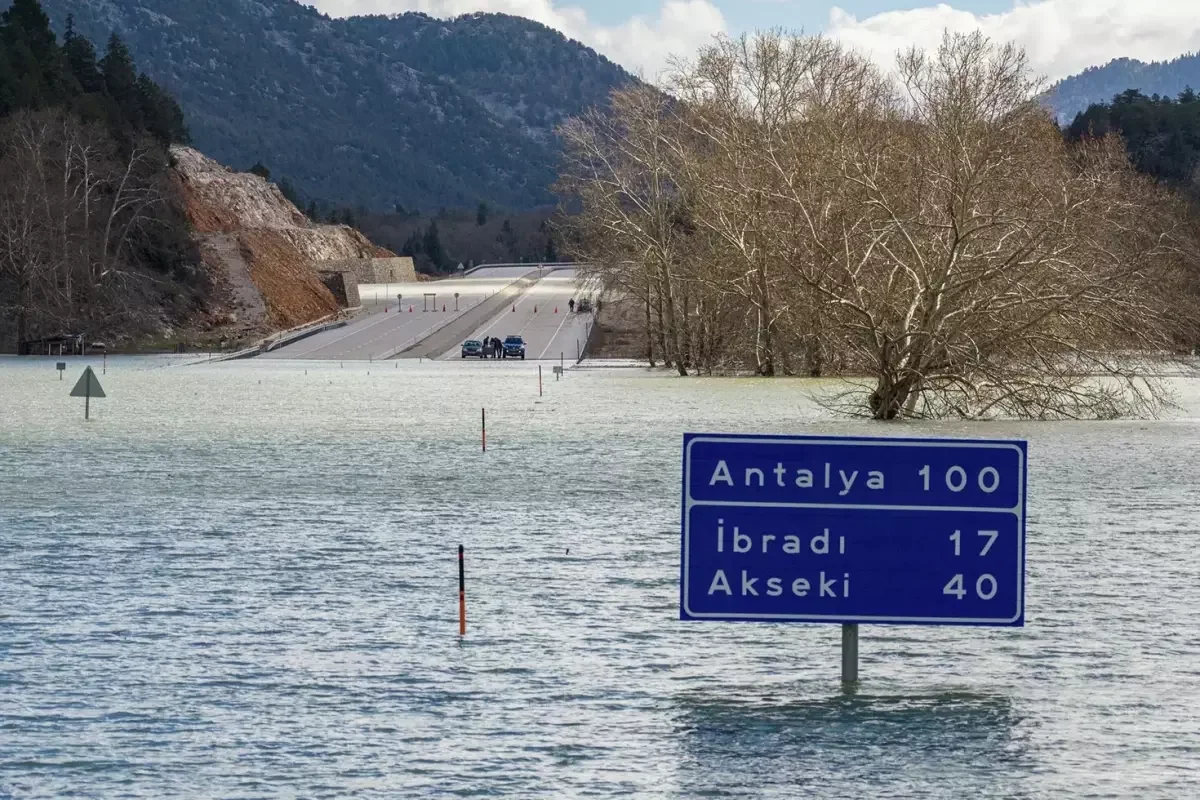İki İli Bağlayan Yol Günlerdir Bu Halde!