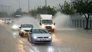 Adana'da Şiddetli Yağış Yolları Göle Çevirdi