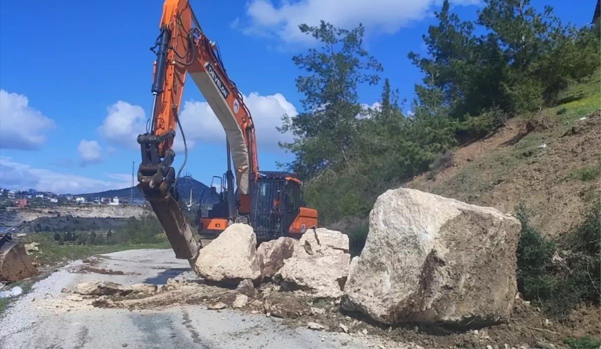 Tarsus’ta Yağışla Birlikte Kaya Düştü